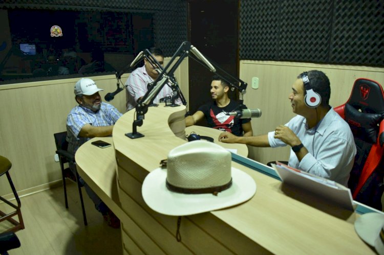 Carlos Bernardo concede entrevista em rádio de Deodápolis