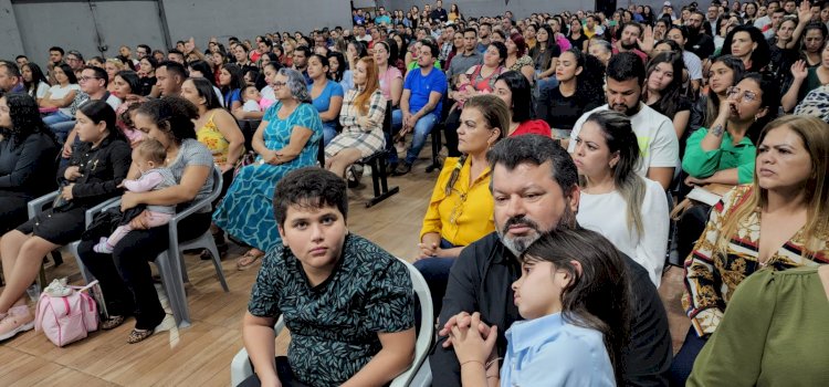 Carlos Bernardo participa de culto em Ponta Porã