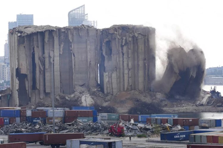 Mais dois depósitos do porto de Beirute, no Líbano, desabam parcialmente; veja imagens