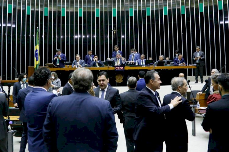 Dez partidos saem na frente pelas oito vagas na Câmara Federal por MS