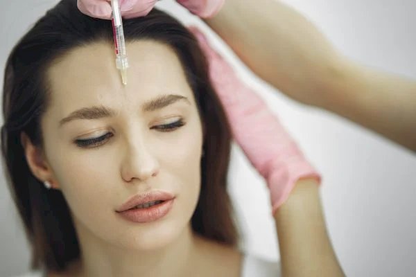 Aplicar botox na testa pode ajudar a aliviar depressão, sugere estudo