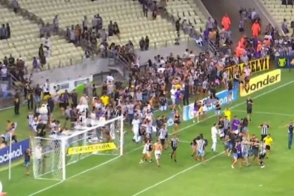 Ceará repudia vandalismo após torcida invadir campo no Castelão