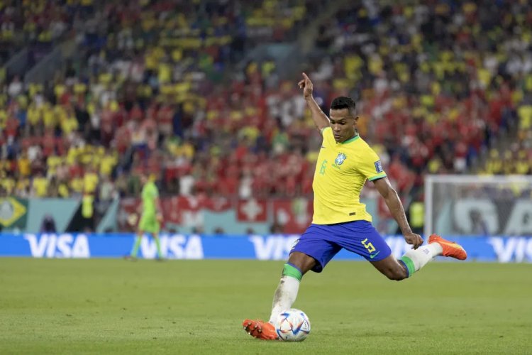 Alex Sandro tem lesão no quadril e está fora de Brasil x Camarões