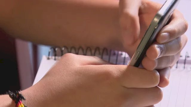 Crianças e adolescentes no celular: uso exagerado afeta o cérebro e a concentração; veja o que fazer