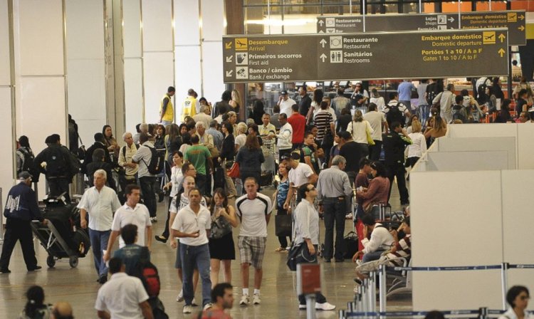 Poucas pessoas negras e barreiras explicitam racismo em aeroportos