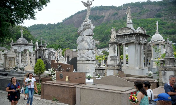 Cemitérios do país recebem visitas guiadas e viram museus a céu aberto