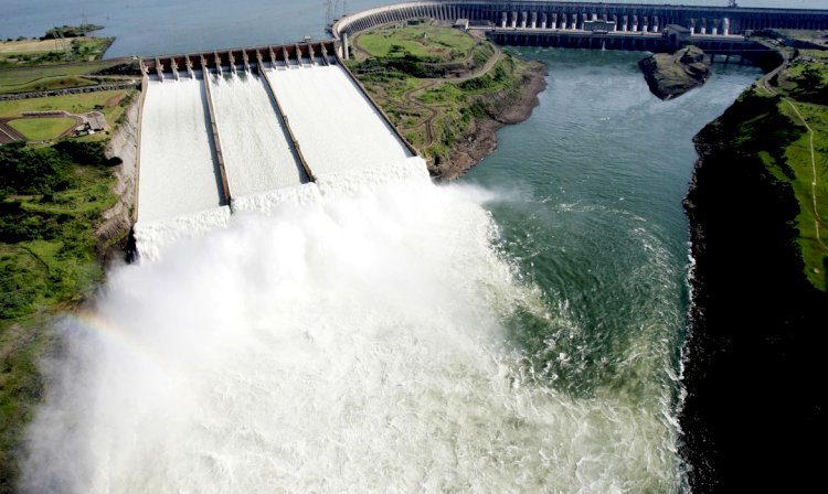 Itaipu abre vertedouro para escoar excesso de água