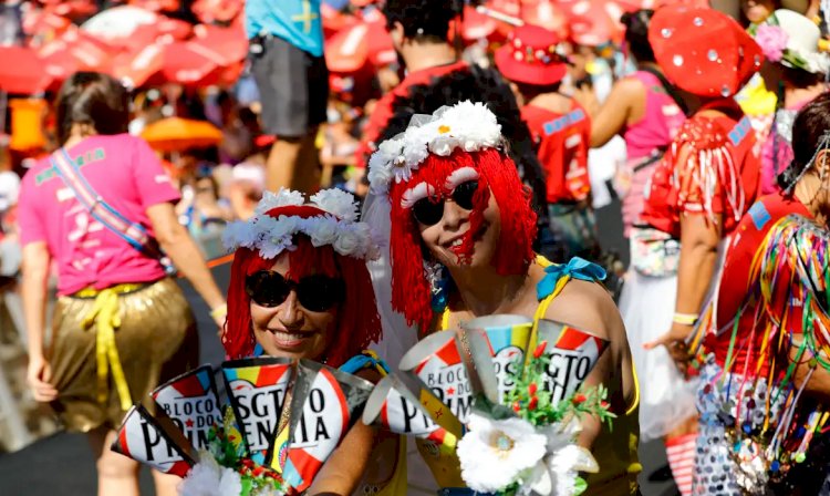 Em dia de calor forte, pelo menos 41 blocos desfilam pelas ruas do Rio