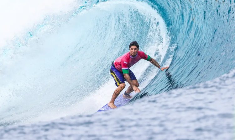 Gabriel Medina brilha em Teahupoo e chega às quartas de final no surfe