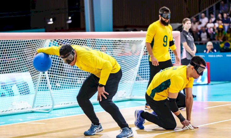 Atual campeão, goalball do Brasil supera França na estreia em Paris