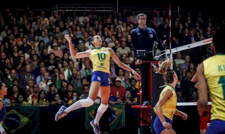 Brasil vira contra Japão e pega Itália na semi do Mundial de Vôlei